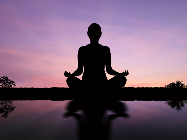 Silhouette donna asiatica meditare o praticare yoga outdoo
 - Foto, immagini