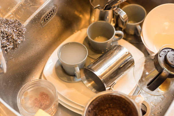 pratos sujos na pia da cozinha em casa - Foto, Imagem