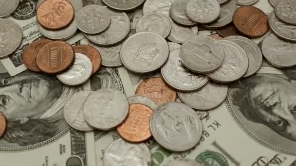 Různé americké dolary, mince a bankovky Spojených států amerických otáčení v kruhu. Finanční koncept. Detail.  - Záběry, video