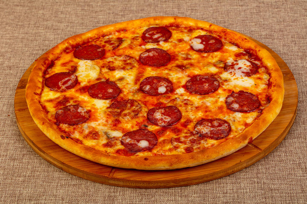 Hit pizza Pepperoni con formaggio
 - Foto, immagini
