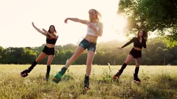 Tres chicas en botas en muelles realizan ejercicios de quema de grasa en el entrenamiento en grupo
 - Imágenes, Vídeo