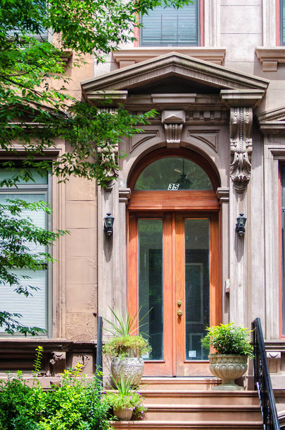 Portão de uma Casa em Harlem, Nova York
 - Foto, Imagem