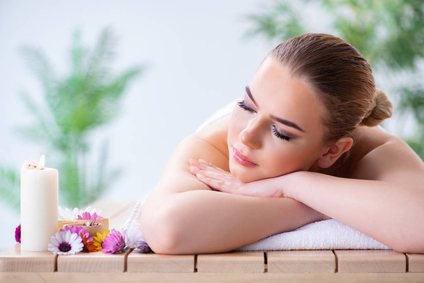 Woman during massage session in spa - Foto, immagini