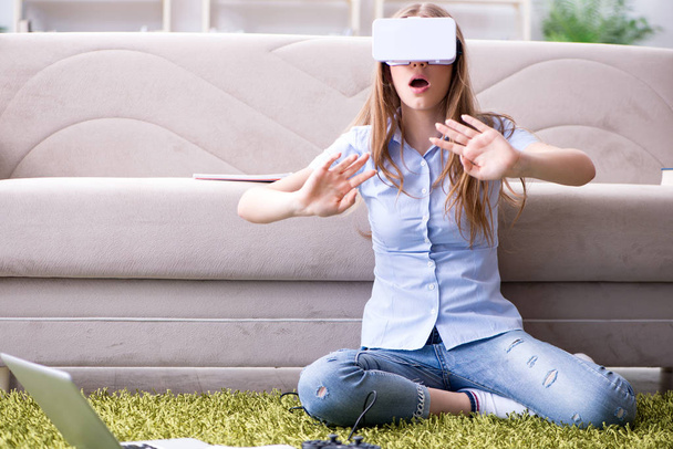 Nuori tyttö pelaa virtuaalitodellisuus pelejä - Valokuva, kuva