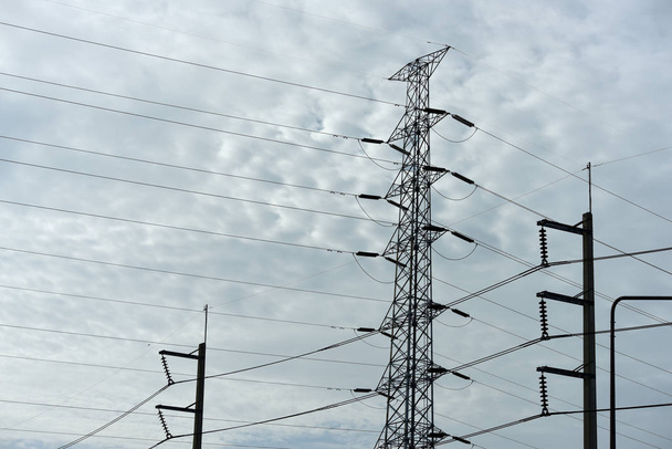 Електричні пілони на фоні неба
 - Фото, зображення