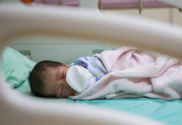 Os recém-nascidos estão dormindo em camas de paciente
. - Foto, Imagem