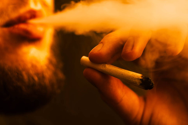 Konzepte des medizinischen Marihuana-Konsums und der Legalisierung der gelben Tonung von Cannabis - Foto, Bild