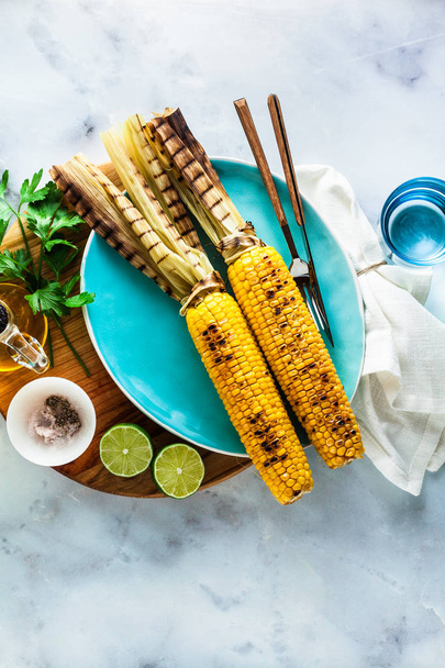 friss, érett nyári Grillezett kukorica fehér márvány tábla. táplálékra egészséges - Fotó, kép
