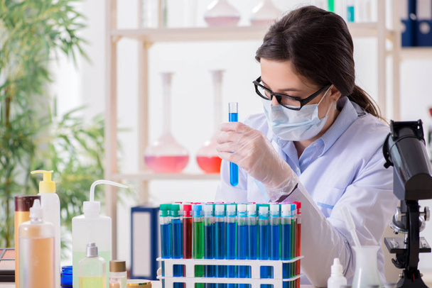 Química femenina trabajando en laboratorio hospitalario - Foto, Imagen