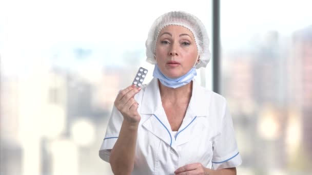 女性医師看護師の丸薬を処方. - 映像、動画