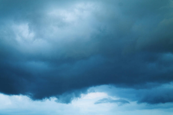 Karanlık fırtınalı gökyüzü. Fırtına öncesi sessizlik koyu mavi gökyüzü - Fotoğraf, Görsel