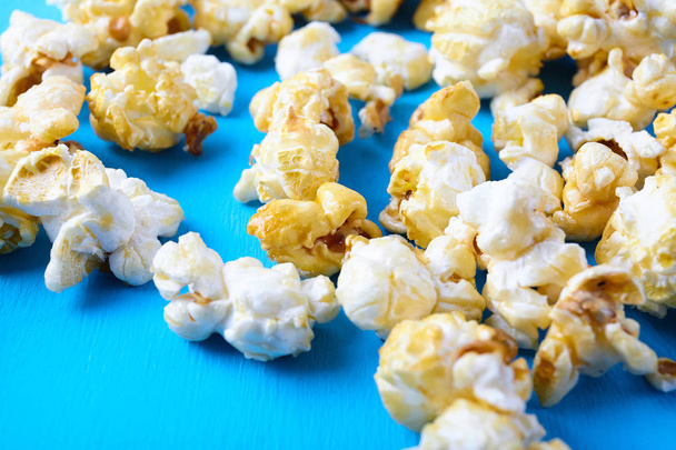 Popcorn fritti dolci da vicino su sfondo a colori. Ingredienti alimentari
 - Foto, immagini