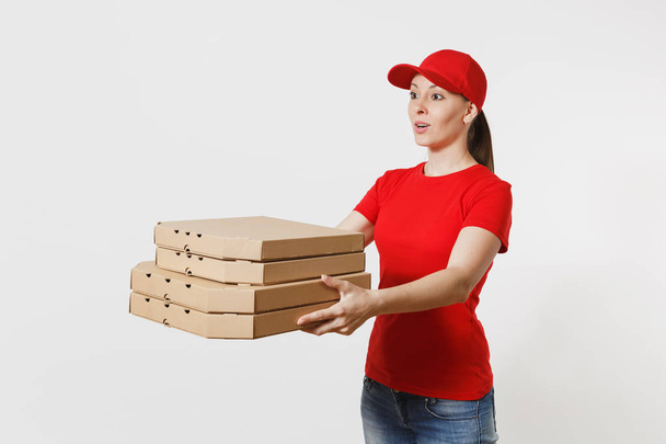 Mujer con gorra roja, camiseta dando cajas de pizza de orden alimenticio aisladas sobre fondo blanco. Mujer pizzaman trabajando como mensajera o comerciante sosteniendo pizza italiana en caja plana de cartón. Concepto de servicio de entrega
 - Foto, imagen