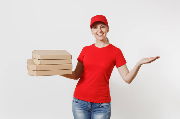 Femme en bonnet rouge, t-shirt donnant des boîtes à pizza ordre alimentaire isolé sur fond blanc. Pizzaman femelle travaillant comme coursier ou revendeur tenant des pizzas italiennes dans une boîte plate en carton. Concept de service de livraison
 - Photo, image