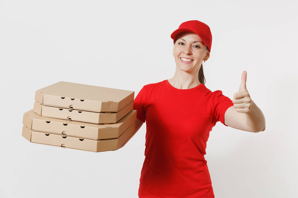 Жінка в червоній шапці, футболка, що дає їжу на замовлення коробки для піци ізольовані на білому тлі. Жінка-піцерія, яка працює кур'єром або дилером, тримає італійську піцу в картонній коробці. Концепція служби доставки
 - Фото, зображення