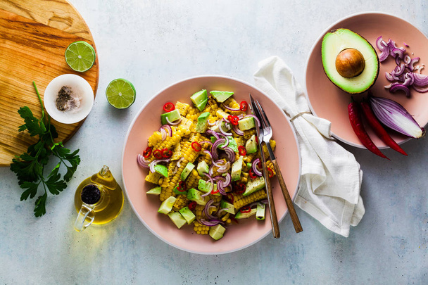 Жареная кукуруза, салат из авокадо с голубым луком и перцем чили. здоровый летний завтрак или обед
 - Фото, изображение