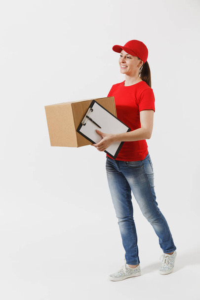 Frau in roter Mütze, T-Shirt auf weißem Hintergrund. Kurierin hält Klemmbrett mit Papieren, leeres Blatt, leere Kartons. Empfangspaket. - Foto, Bild