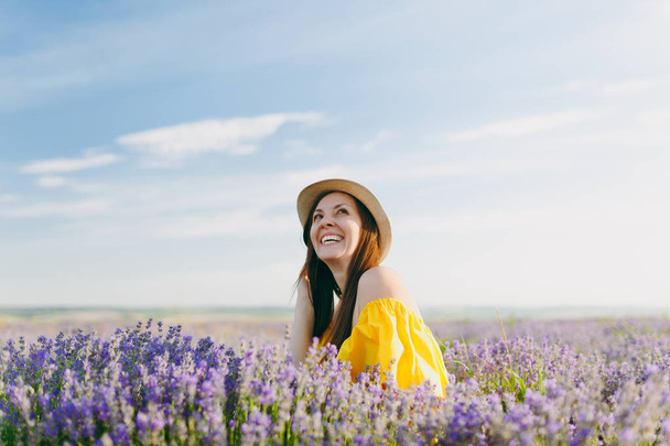 Портрет молодої чуттєвої красивої жінки в жовтій сукні на фіолетовому лавандовому квітковому розквіті лугового поля на відкритому повітрі на літньому фоні природи. Ніжна самиця біля квітучого куща. Концепція стилю
 - Фото, зображення