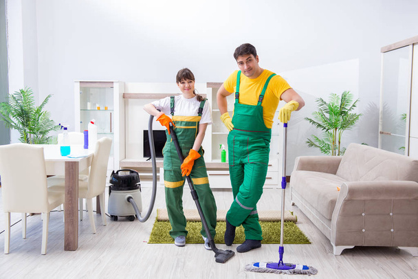 Úklid profesionálních dodavatelů pracujících v domě - Fotografie, Obrázek