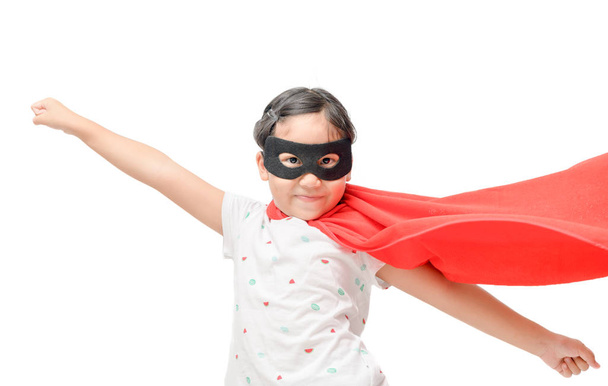 Kleines Kind spielt Superheldin isoliert auf weißem Hintergrund, Girl Power Konzept. - Foto, Bild