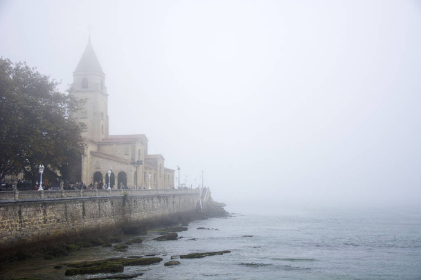 Foto di una chiesa con nebbia e mare
 - Foto, immagini