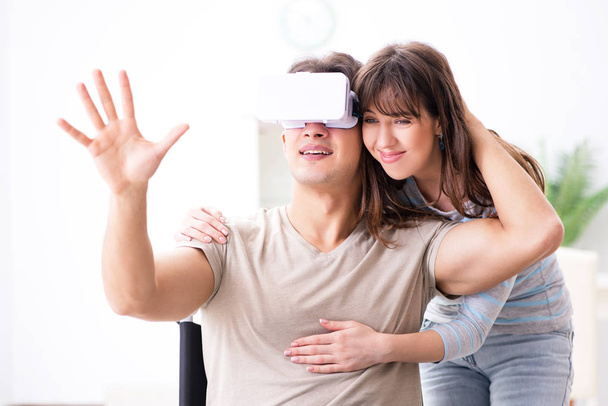 Bezbariérový muž s virtuálními brýlemi  - Fotografie, Obrázek