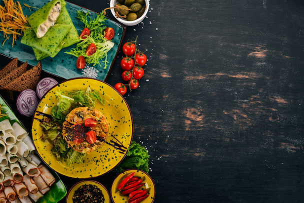 Salade met spekjes, champignons en verse groenten. Op een houten tafel. Bovenaanzicht. Kopiëren van ruimte. - Foto, afbeelding