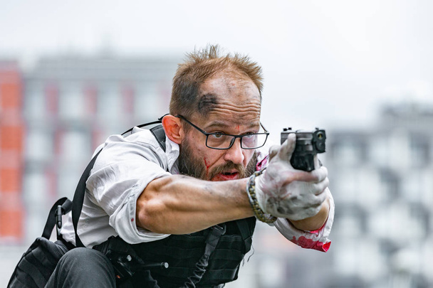 Mann zielte mit Pistole Action-Film-Stil - Foto, Bild