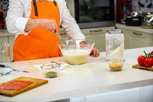 cocina Preparación: el chef añade harina al tazón
. - Foto, imagen