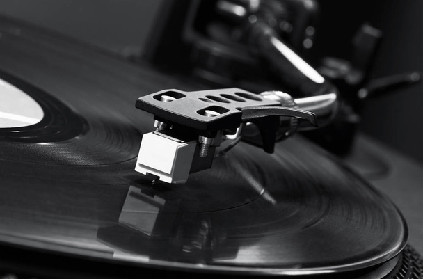 Close up of record player playing vinyl - Foto, Imagen