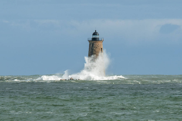 Óriás hullám körülveszi kő világítótorony-Maine-ben. - Fotó, kép