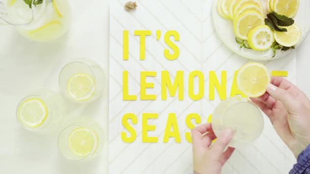 It's limonade seizoen houten bord met vers citroenen op een houten snijplank gesneden - Video