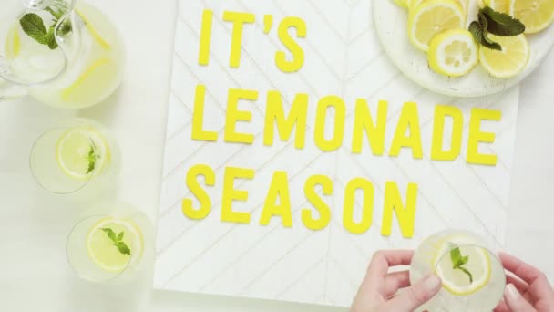 It's limonade seizoen houten bord met vers citroenen op een houten snijplank gesneden - Video