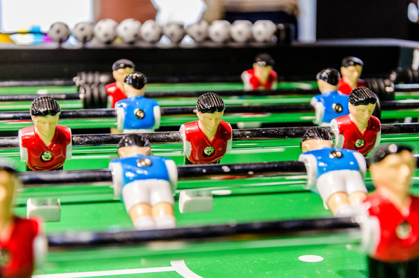 Fútbol de mesa, figuras de futbolistas sobre varillas metálicas
 - Foto, Imagen