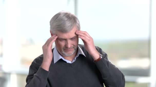Volwassen man met hoofdpijn masseren zijn hoofd. - Video