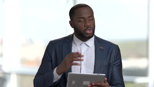 Африканский черный мужчина с планшетом выступает на бизнес-семинаре
. - Кадры, видео