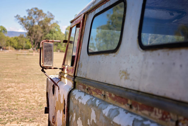 Zbliżenie zewnątrz stary opuszczony samochód rozbity i zardzewiałe - Zdjęcie, obraz