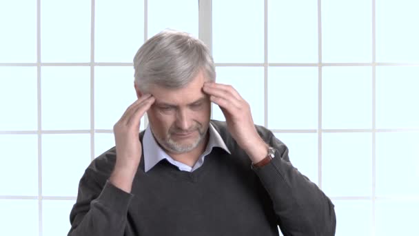 Εργαζόμενος με πονοκέφαλο να τρίψει το κεφάλι του να μειώσει τον πόνο. - Πλάνα, βίντεο