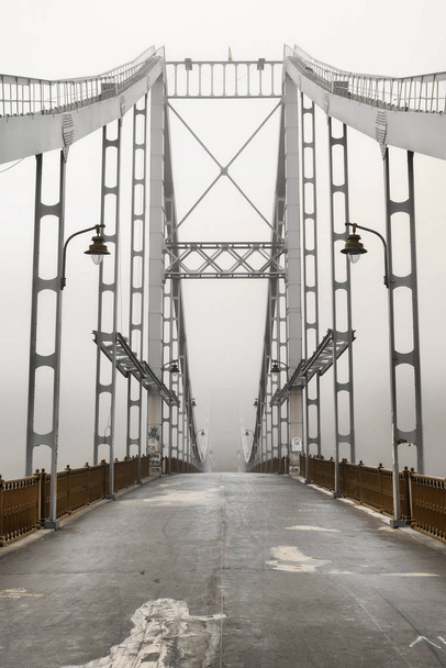 Most v mlze v Kyjevě Ukrajina. - Fotografie, Obrázek