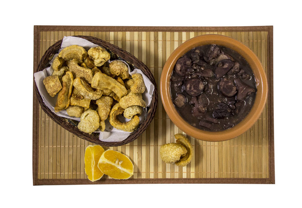 Feijoada comida tradicional brasileña torresmo
 - Foto, imagen