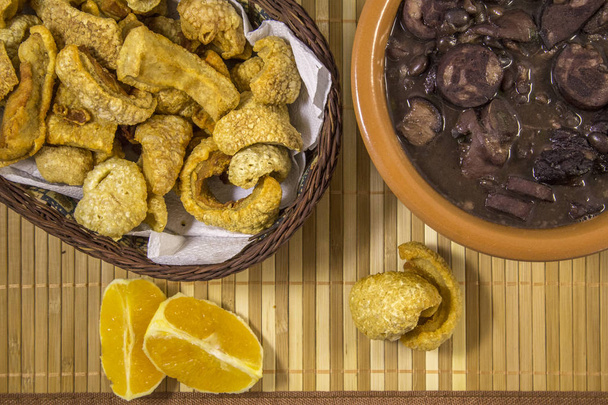 Feijoada comida tradicional brasileira torresmo
 - Foto, Imagem