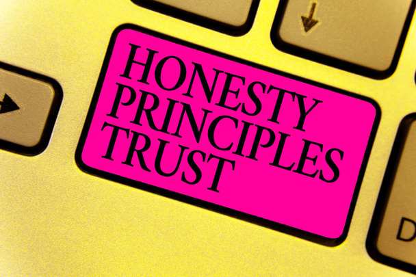 Írásbeli Megjegyzés mutatja, őszinteség elvek Trust. Üzleti fénykép bemutató, abban a hitben, valaki szavait a nyújtott Telling igazság rózsaszín billentyű szándék számítógép számítástechnika elmélkedés dokumentum - Fotó, kép