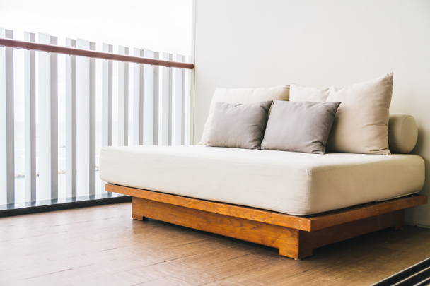 Удобная подушка на украшении дивана открытый балкон и патио
 - Фото, изображение