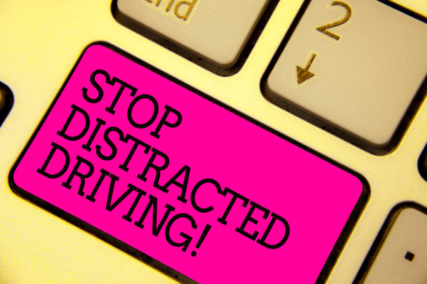 Texto de escritura de palabras Stop Distracted Driving. Concepto de negocio para pedir que tenga cuidado al volante lentamente Teclado rosa Intención crear documento de reflexión informática
 - Foto, Imagen