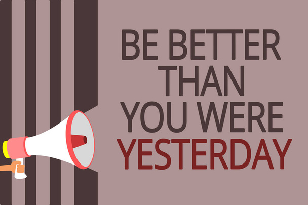 Tekstikyltissä näkyy "Ole parempi kuin eilen". Käsitteellinen kuva yritä parantaa itseäsi jokapäiväistä Megafone kaiutin harmaat raidat tärkeä viesti puhuu ääneen
 - Valokuva, kuva