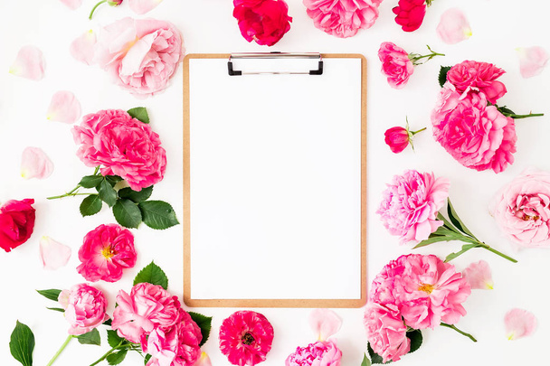 вид зверху порожній аркуш паперу з рожевими трояндами навколо на білому тлі
 - Фото, зображення