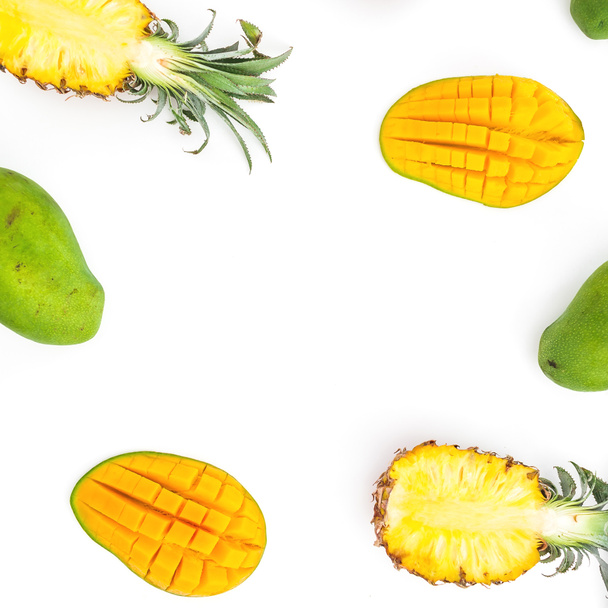 Beyaz arka plan üzerinde olgunlaşmış ananas ve mango üstten görünüm - Fotoğraf, Görsel