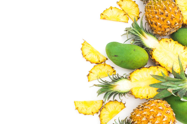 熟したパイナップルとマンゴーの白い背景の上の平面図 - 写真・画像