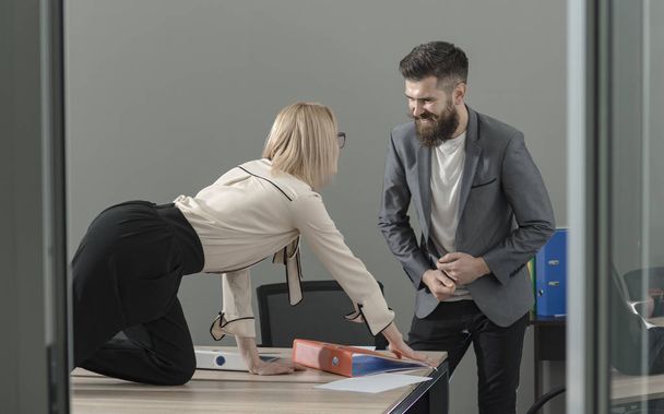 Ofis Yöneticisi baştan patron üstünde okul sırası. Office romantizm ve cinsel flört kavramı - Fotoğraf, Görsel