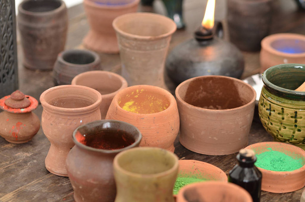 Encres de calligraphie médiévale - pigments minéraux dans un pot en céramique
 - Photo, image